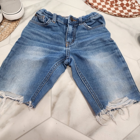 Boys size  7, [Cat & Jack] cutest distressed blue jean shorts with - Picture 2 of 10